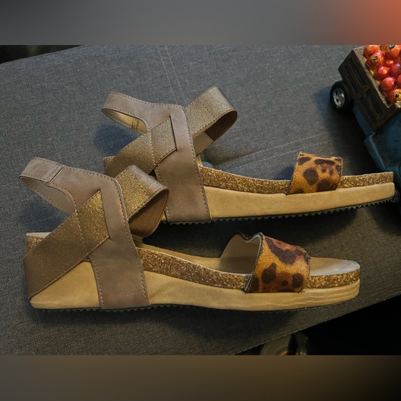 Leopard print wedge sandals - Picture 3 of 6